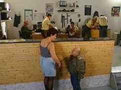 Fickrige Milf bumst auf dem Polizeirevier